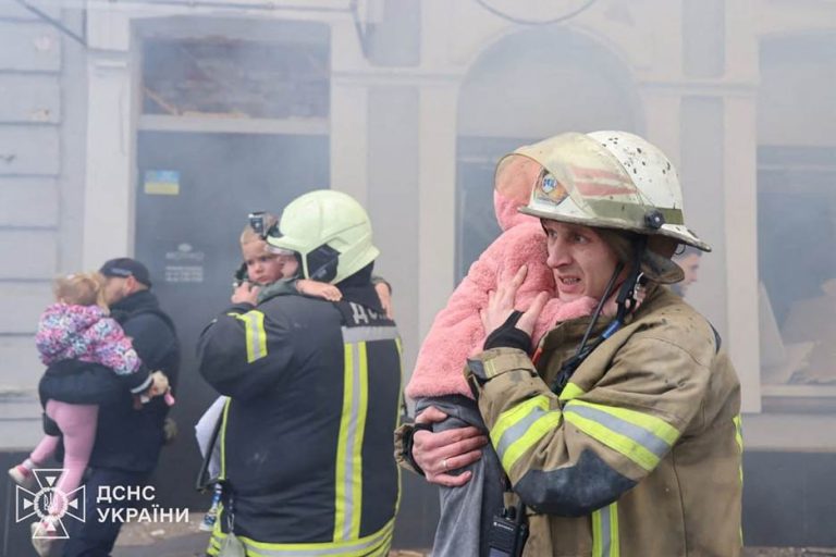 Russia Bombards Ukraine Amid Push By Putin To Salvage Budapest Summit With Trump