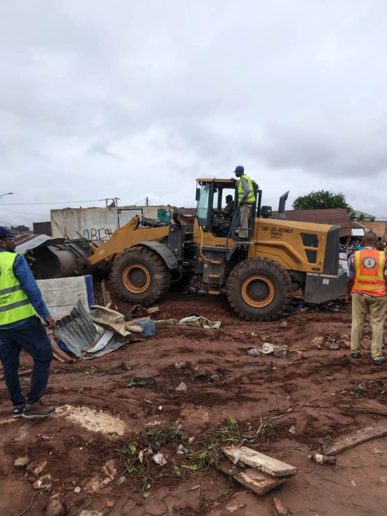 Stubborn Egor Market Traders Weep, Run Helter-Skelter As Bulldozer Moves In To Demolish Structures Erected Under Powerline