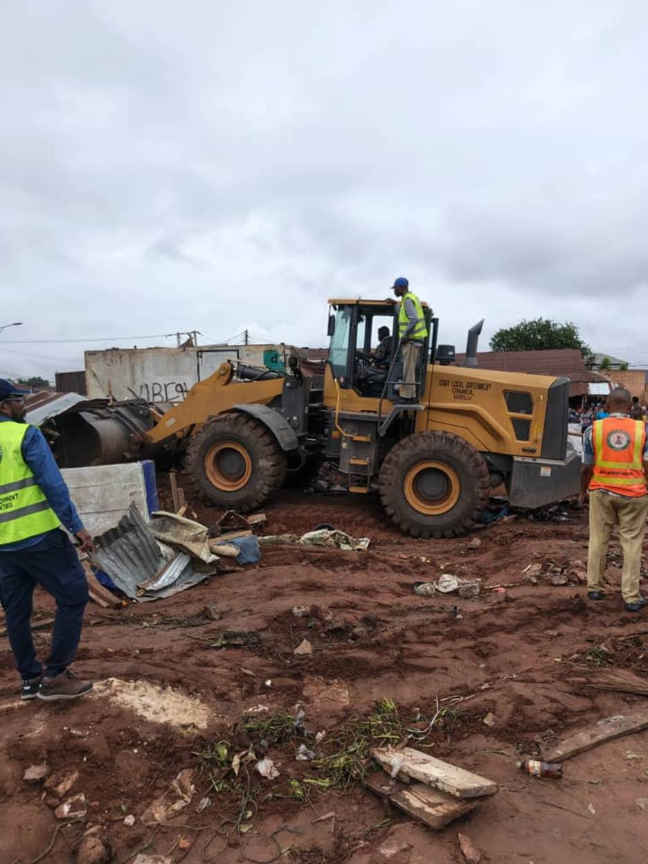 Stubborn Egor Market Traders Weep, Run Helter-Skelter As Bulldozer Moves In To Demolish Structures Erected Under Powerline