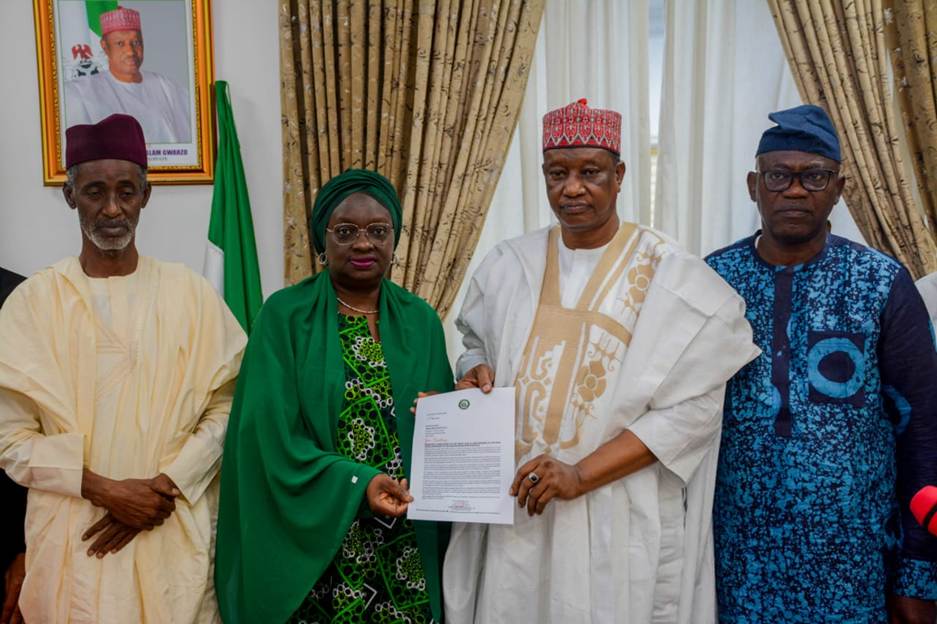 NSF Tragedy: Abiodun Sympathises With Kano Govt, Presents N31m To Victims’ Families